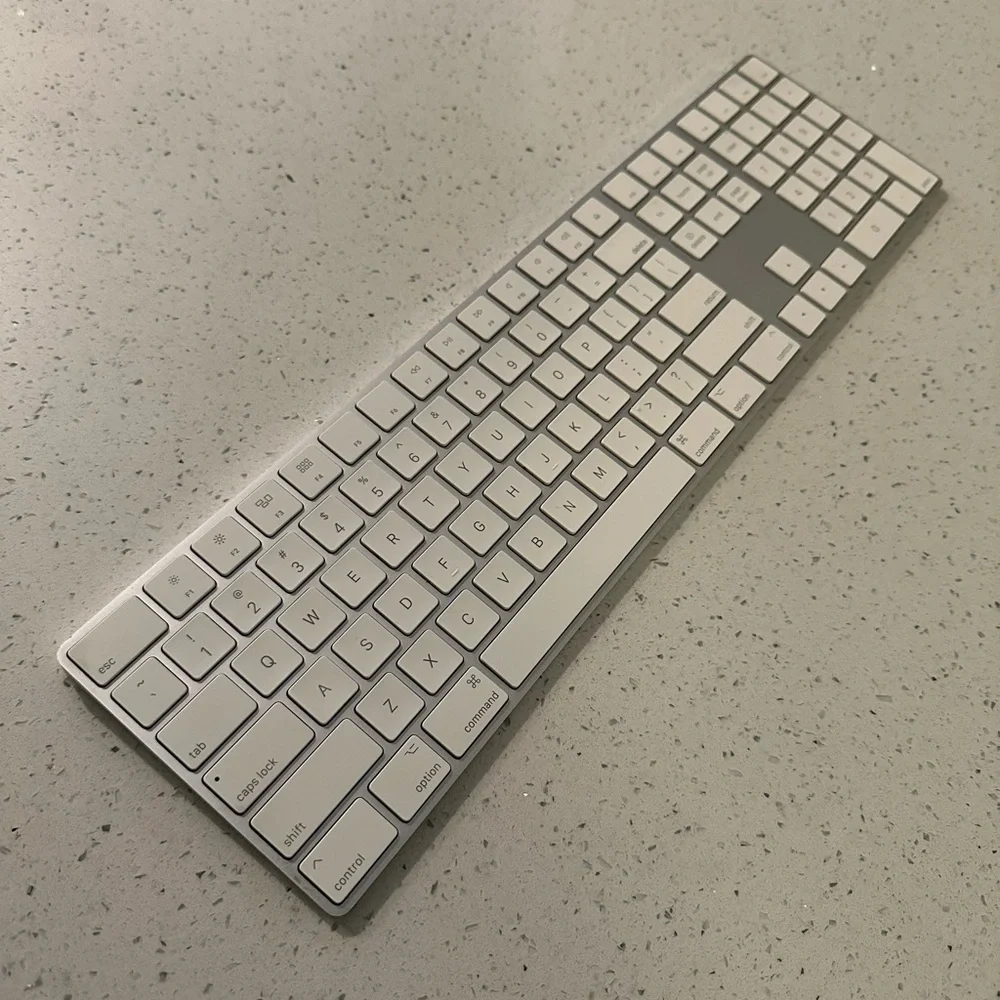 Apple Magic Keyboard with Numeric Keypad - US English / doesn’t hold charge